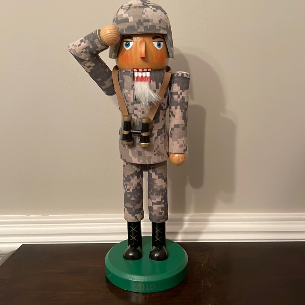 Soldier nutcracker